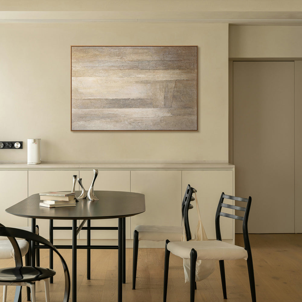 Abstrakt akrylmaleri på lærred i beige grå “Tidens Vertikaler”