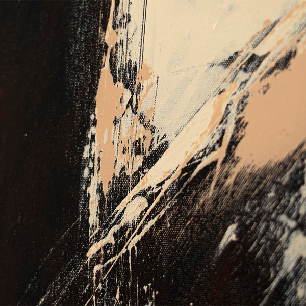 Abstrakte Leinwandkunst mit expressivem schwarzem Farbauftrag auf hellem Untergrund