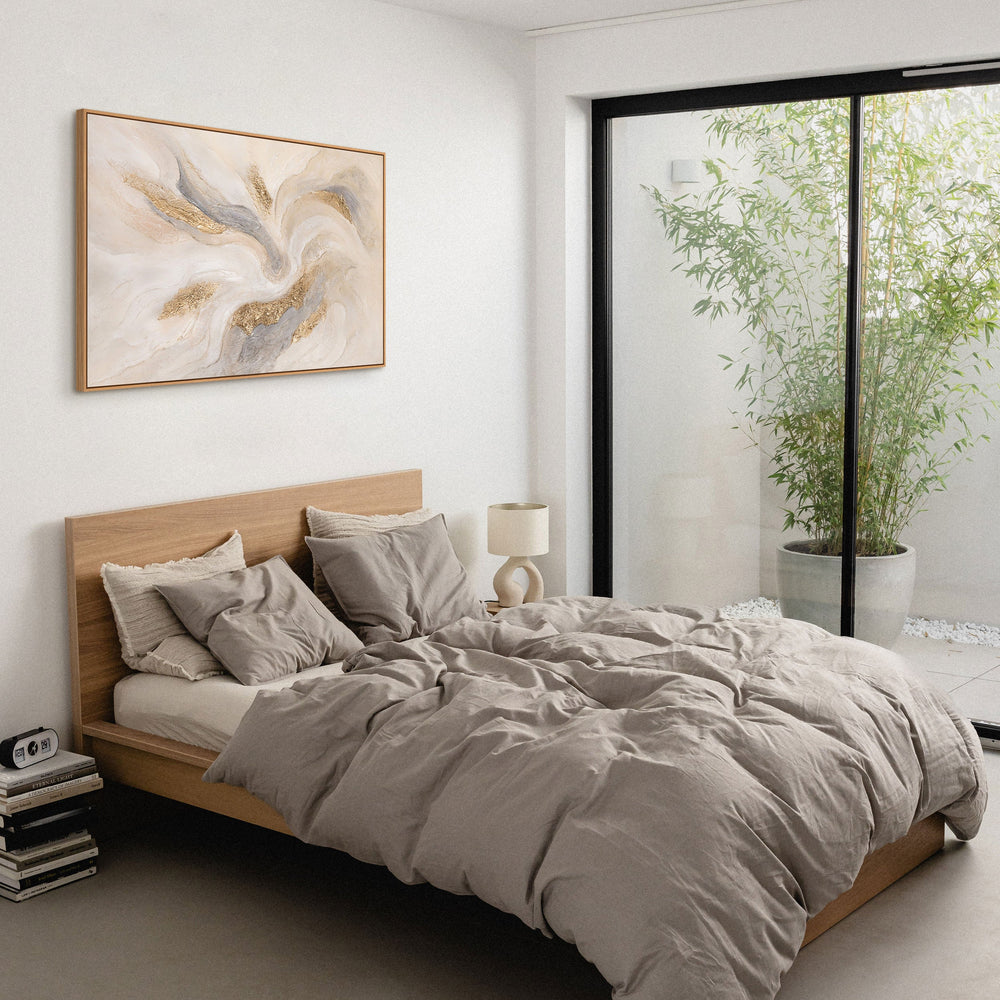 Moderne tekstureret maleri i naturlige toner – Håndmalet lærredskunst med ramme “Radiant Streams”