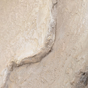 Abstrakte Strukturmalerei in Sandfarben mit Tiefenwirkung