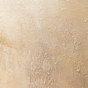 Moderne abstrakte Wandkunst in einem minimalistischen Wohnzimmer