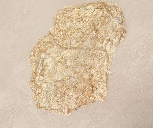 Abstrakt maleri på lærred med struktur i beige, grøn og guld – moderne vægkunst
