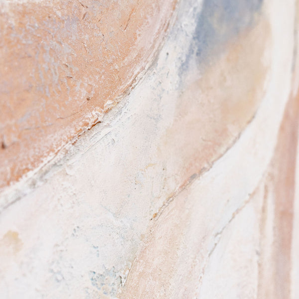 Abstrakte Leinwandkunst mit fließender Struktur in Creme