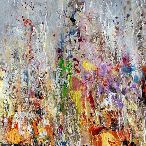 Detailaufnahme der farbenfrohen Acrylstruktur auf Grau